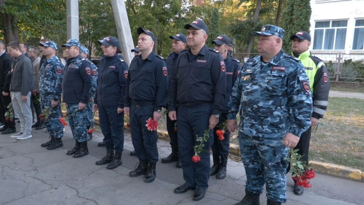 Память в строю. Сегодня в Бендерах почтили память сотрудников уголовного розыска, погибших при исполнении служебного долга Память в строю. Сегодня в Бендерах почтили память сотрудников уголовного розыска, погибших при исполнении служебного долга