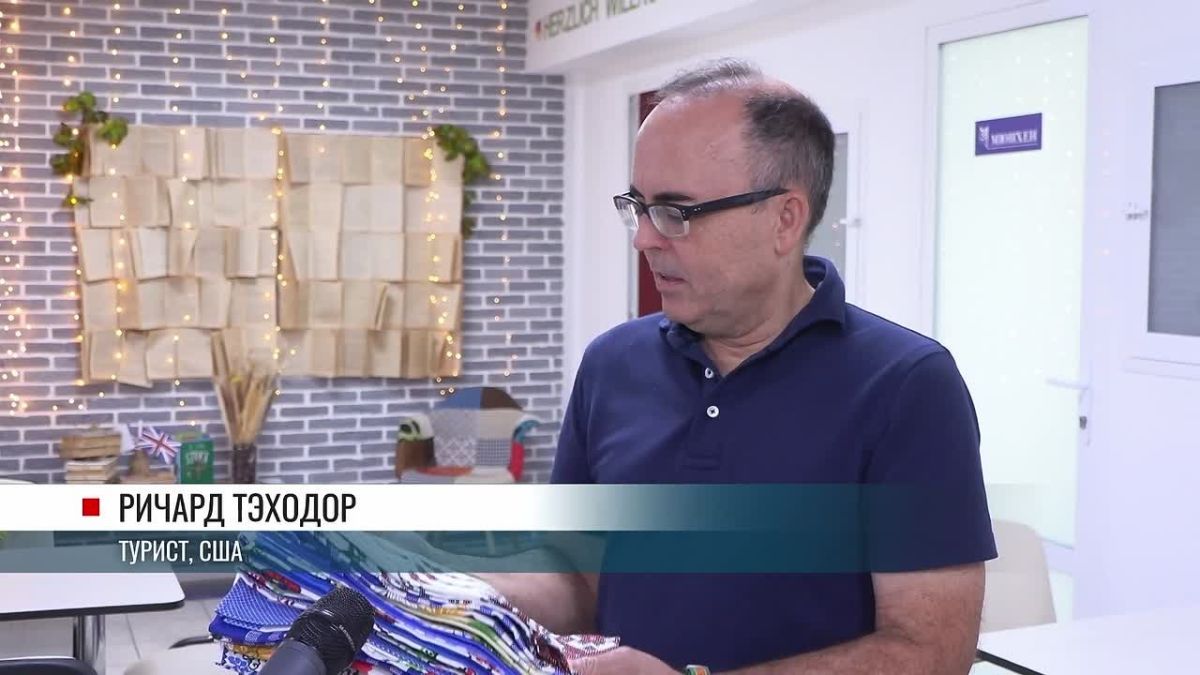 Американец Ричард Тэхидор купил кухонные полотенца на «Зелёном рынке» и повезёт их в Лос-Анджелес – в подарок сестре