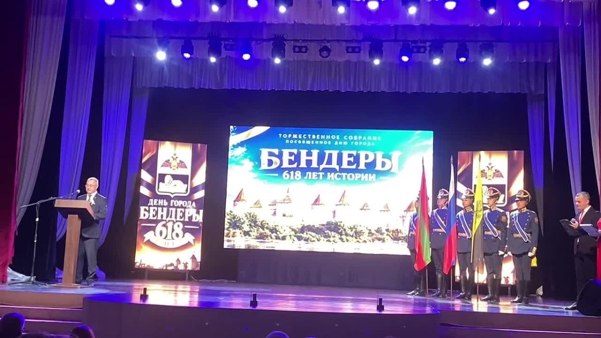 Также бендерчан поздравил председатель городского Совета народных депутатов Петр Зосимчук