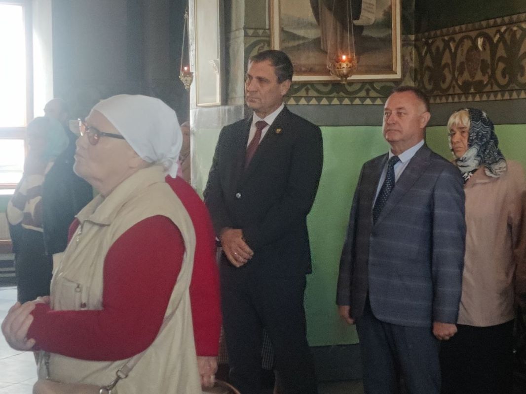 В праздничном богослужении вместе с прихожанами принимают участие глава Госадминистрации города Бендеры Роман Иванченко и председатель Бендерского городского Совета народных депутатов Пётр Зосимчук В праздничном богослужении вместе с прихожанами принимают участие глава Госадминистрации города Бендеры Роман Иванченко и председатель Бендерского городского Совета народных депутатов Пётр Зосимчук
