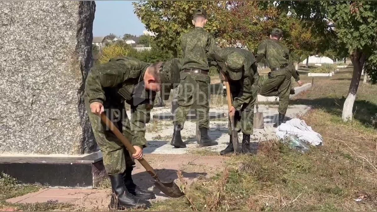Суворовцы навели порядок на аллее памяти «Танковая переправа» в Суклее