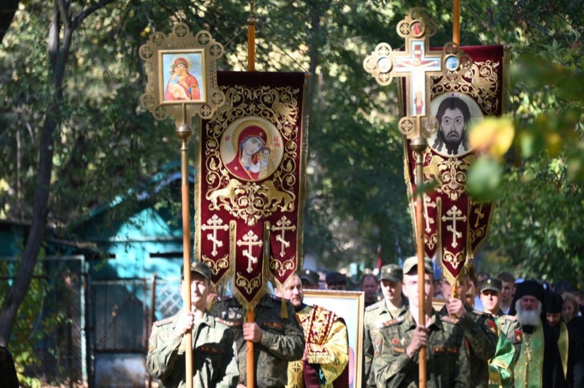 Президент Вадим Красносельский поблагодарил инициаторов, организаторов и участников крестного хода за возрождение оставшейся в прошлом, но, к счастью, как показало сегодняшнее мероприятие, не утраченной доброй традиции Президент Вадим Красносельский поблагодарил инициаторов, организаторов и участников крестного хода за возрождение оставшейся в прошлом, но, к счастью, как показало сегодняшнее мероприятие, не утраченной доброй традиции