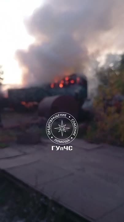 А это видео из Кицкан. Там вчера вечером на территории пункта приёма металлолома в прицепе загорелись тюки сена