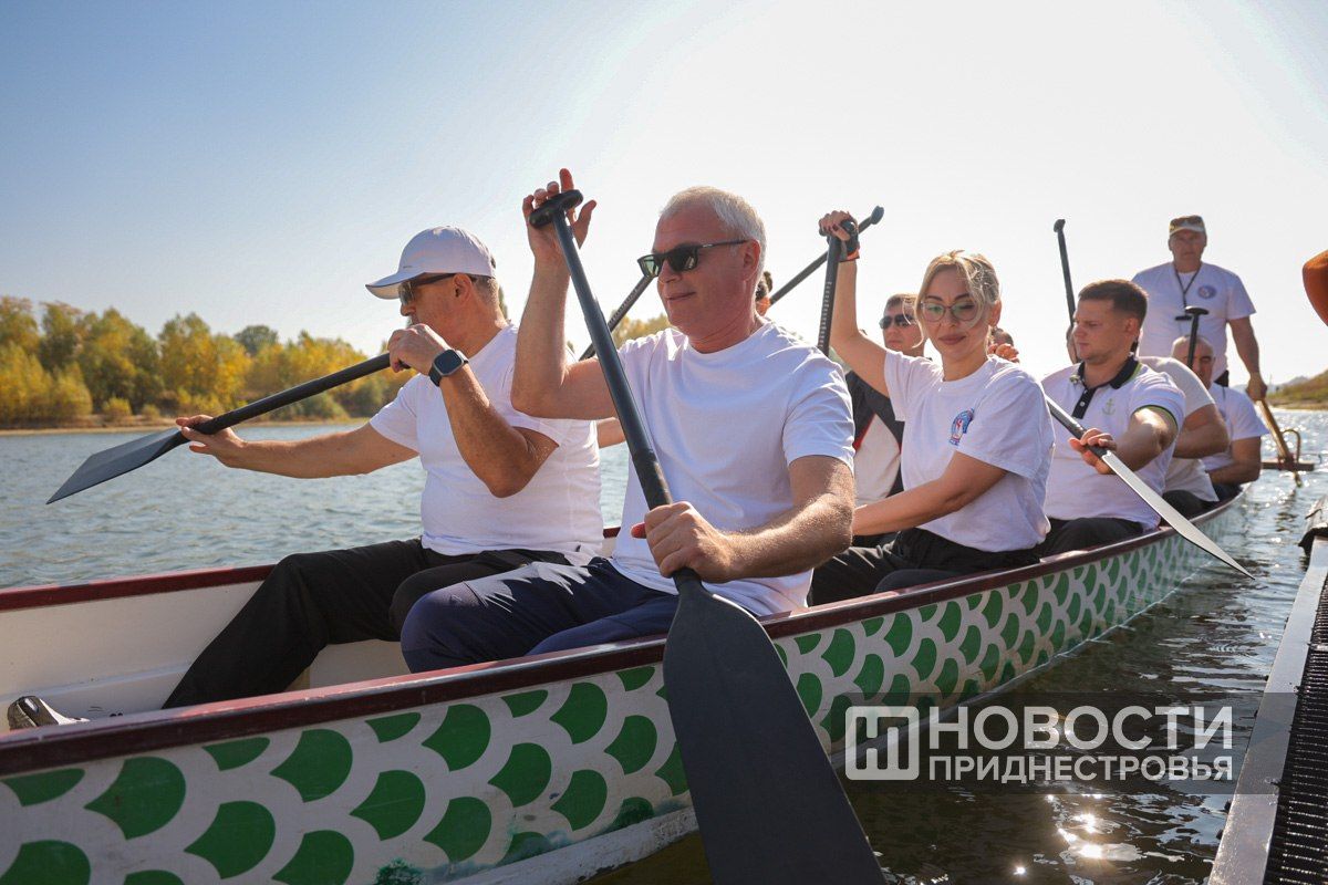 Среди участников крестного хода – руководство Правительства, Верховного Совета, парламентарии, сотрудники госадминистраций и представители вооружённых сил Среди участников крестного хода – руководство Правительства, Верховного Совета, парламентарии, сотрудники госадминистраций и представители вооружённых сил