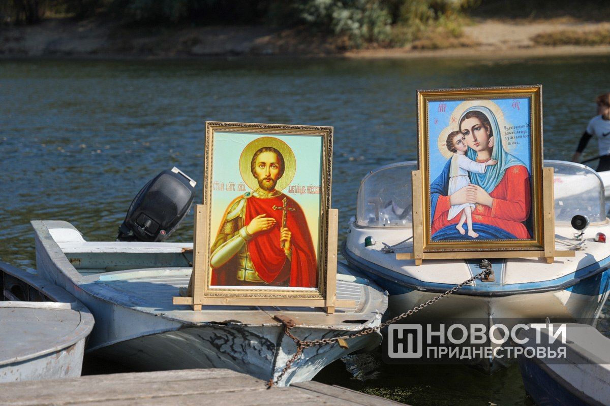 Среди участников крестного хода – руководство Правительства, Верховного Совета, парламентарии, сотрудники госадминистраций и представители вооружённых сил