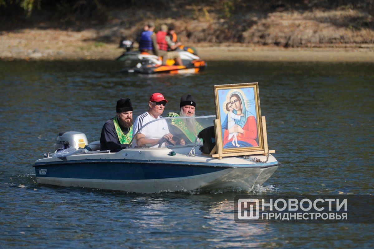 Среди участников крестного хода – руководство Правительства, Верховного Совета, парламентарии, сотрудники госадминистраций и представители вооружённых сил Среди участников крестного хода – руководство Правительства, Верховного Совета, парламентарии, сотрудники госадминистраций и представители вооружённых сил