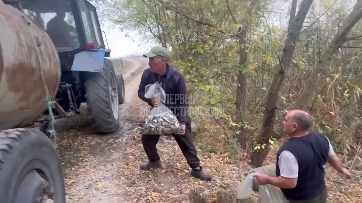 Слободзейские рыбаки и охотники выпускают карпов, амуров, белых и пёстрых толстолобов в лиман