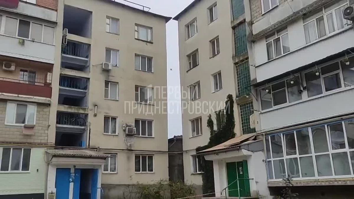 В дубоссарских многоэтажках устанавливают новые окна в подъездах