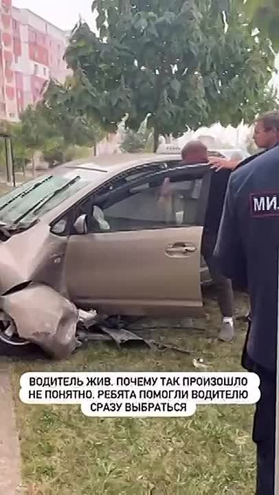 Такси врезалось в дом на Балке после того, как снесло припаркованную машину