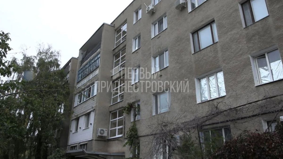 В дубоссарских многоэтажках устанавливают новые окна в подъездах В дубоссарских многоэтажках устанавливают новые окна в подъездах