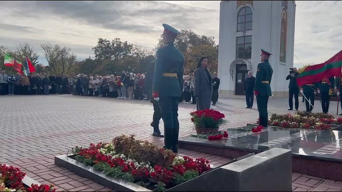 Тирасполю - 234 года. Празднование Дня города в столице началось с церемонии возложения цветов на Мемориале Воинской Славы