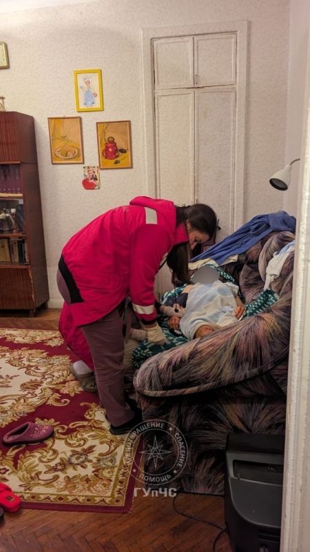 На фото пожарная автолестница поднимает стрелу, чтобы огнеборцы могли попасть в квартиру на пятом этаже На фото пожарная автолестница поднимает стрелу, чтобы огнеборцы могли попасть в квартиру на пятом этаже