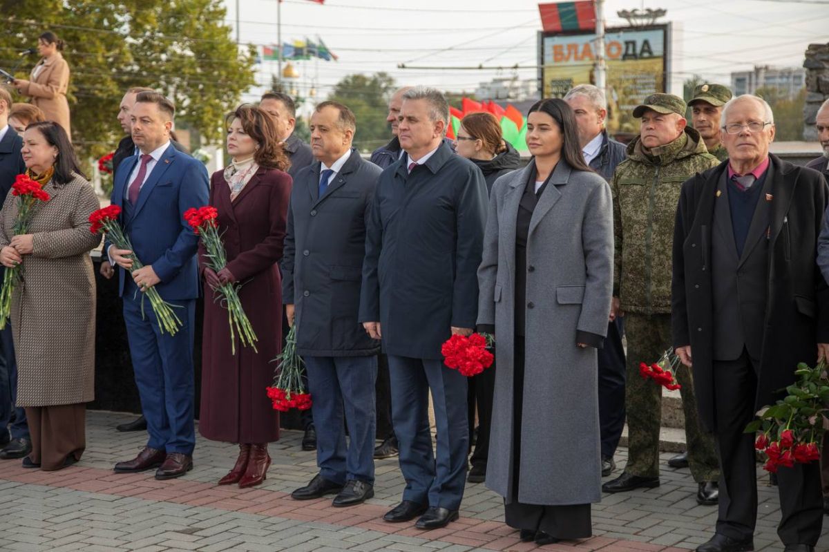 В Тирасполе празднование Дня города традиционно началось с торжественной церемонии возложения цветов В Тирасполе празднование Дня города традиционно началось с торжественной церемонии возложения цветов
