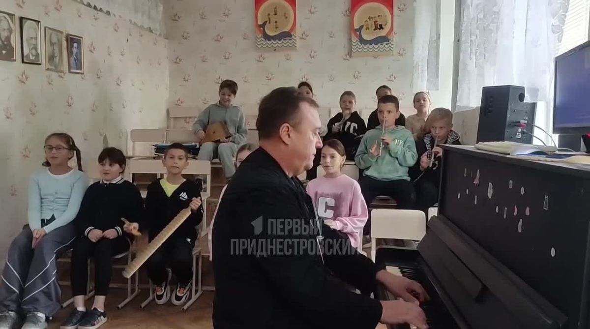 Учитель музыки Александр Сырбул сам делает флуеры (напоминают дудки) и учит детей играть на старинном молдавском инструменте
