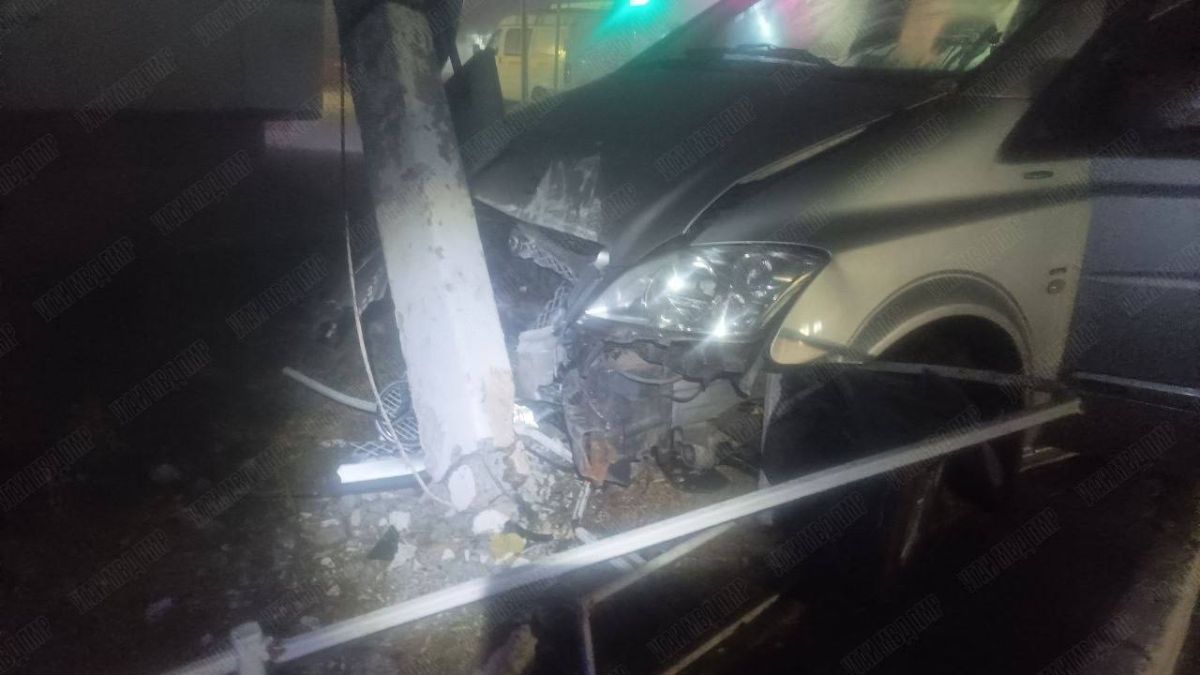 Ночью автоледи под градусом снесла столб с дорожными знаками в Бендерах Ночью автоледи под градусом снесла столб с дорожными знаками в Бендерах