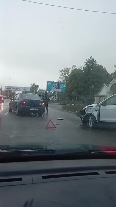 ДТП у лечгородка, водители объезжают по встречке, заблокирован выезд со стоянки