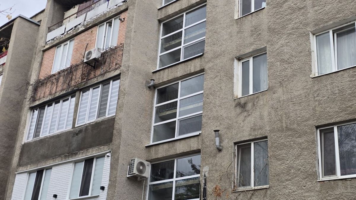 В Дубоссарах глава госадминистрации Руслан Чабан проверил ход работ по замене окон в подъездах многоквартирных домов В Дубоссарах глава госадминистрации Руслан Чабан проверил ход работ по замене окон в подъездах многоквартирных домов