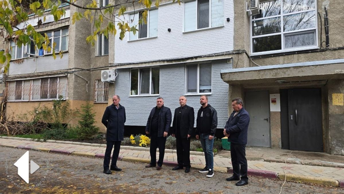 В Дубоссарах глава госадминистрации Руслан Чабан проверил ход работ по замене окон в подъездах многоквартирных домов