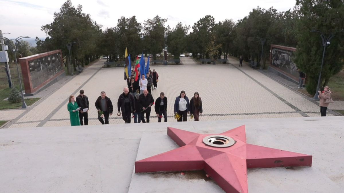 По Бендерам с ветерком. Преподаватели и студенты Бендерского политеха в пятый раз провели автопробег ко Дню автомобилиста По Бендерам с ветерком. Преподаватели и студенты Бендерского политеха в пятый раз провели автопробег ко Дню автомобилиста