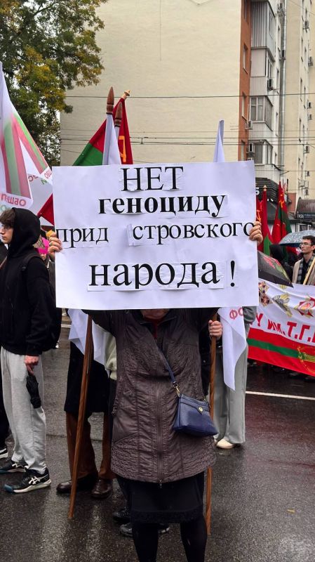 С трибуны к участникам митинга также обращаются представители общественности С трибуны к участникам митинга также обращаются представители общественности