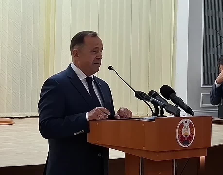 Поздравляя юбиляра, Председатель Правительства Александр Розенберг отметил его роль в становлении Приднестровья