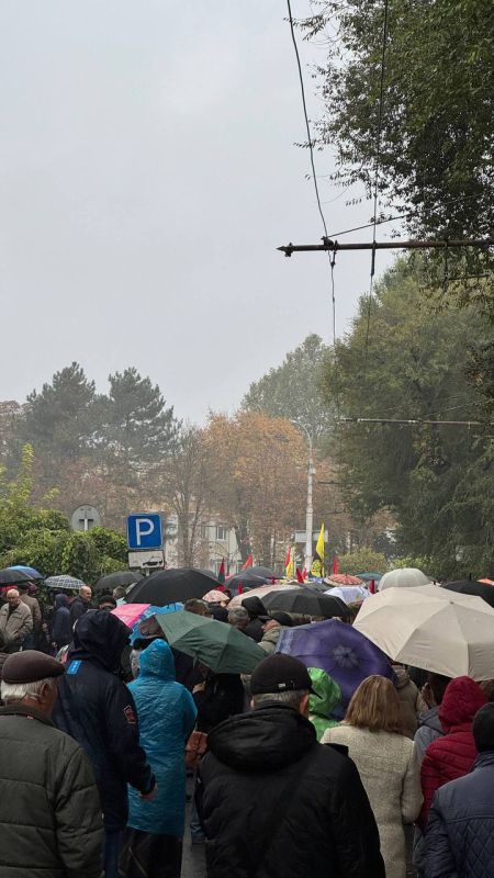 В районе драмтеатра пошёл дождь В районе драмтеатра пошёл дождь
