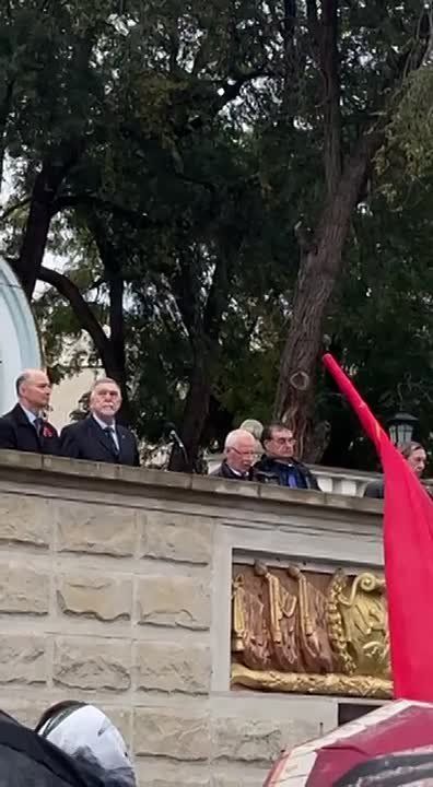 С трибуны к участникам митинга также обращаются представители общественности
