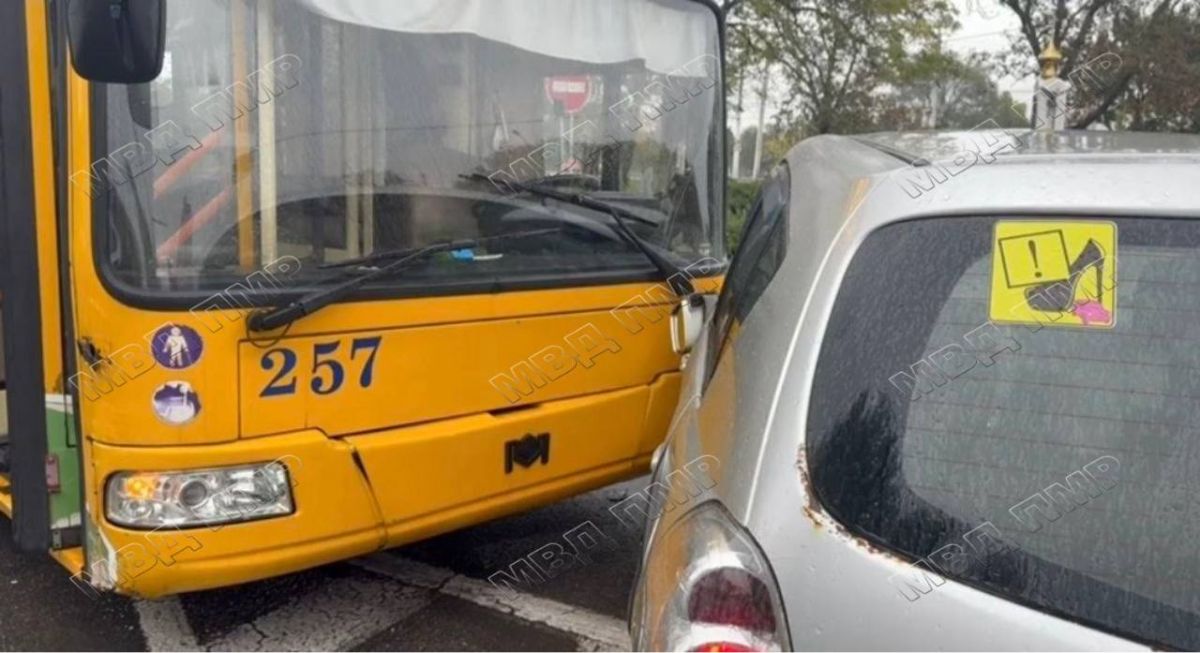 ДТП на выезде из Бендер. Автоледи нарушила ПДД при выполнении манёвра ДТП на выезде из Бендер. Автоледи нарушила ПДД при выполнении манёвра