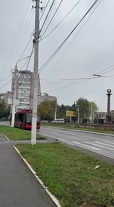 В эти минуты очередная колонна троллейбусов направляется в центр Тирасполя