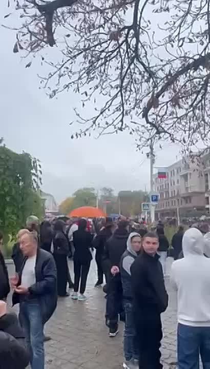 У Дома советов много людей собралось