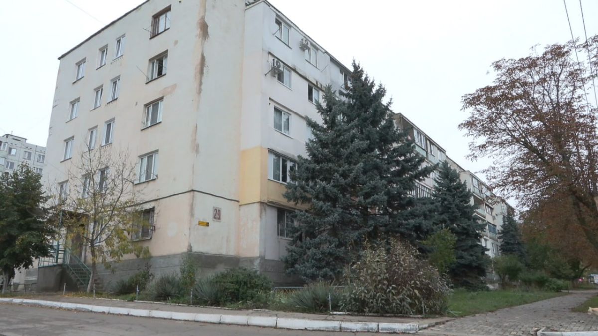 В Бендерах продолжают менять окна в многоквартирных домах В Бендерах продолжают менять окна в многоквартирных домах