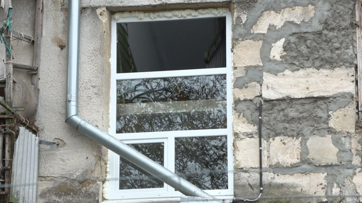 В Бендерах продолжают менять окна в многоквартирных домах В Бендерах продолжают менять окна в многоквартирных домах