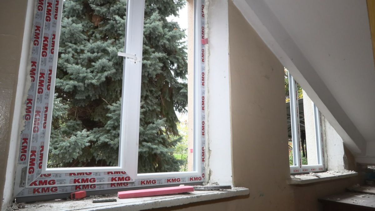 В Бендерах продолжают менять окна в многоквартирных домах В Бендерах продолжают менять окна в многоквартирных домах