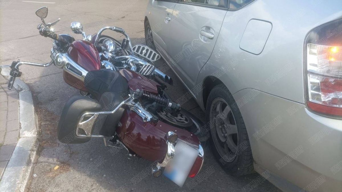 В Бендерах Toyota сбила мотоциклиста В Бендерах Toyota сбила мотоциклиста