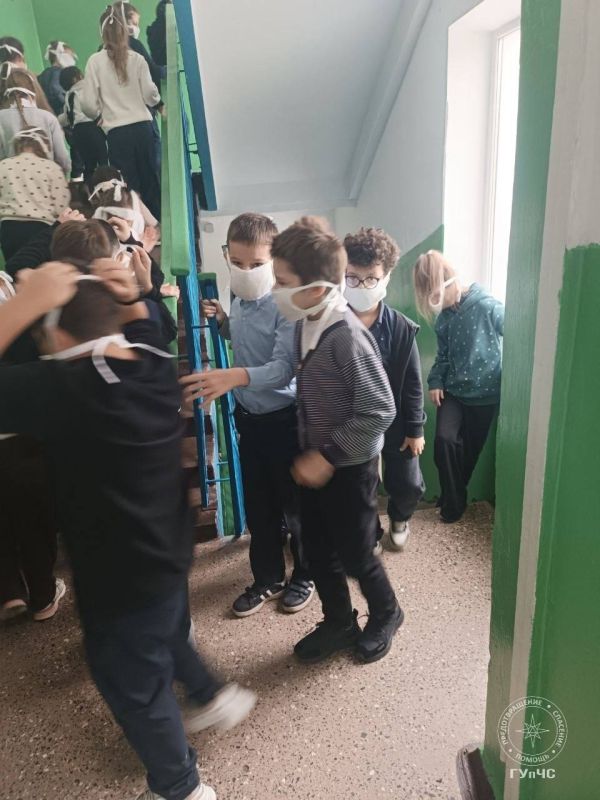 Условная химическая угроза: в школах и детсадах проходят тренировки по эвакуации Условная химическая угроза: в школах и детсадах проходят тренировки по эвакуации
