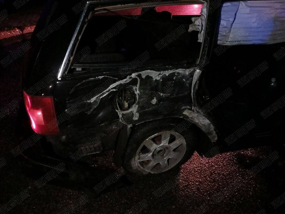 В Бендерах пьяный водитель без прав врезался в столб В Бендерах пьяный водитель без прав врезался в столб