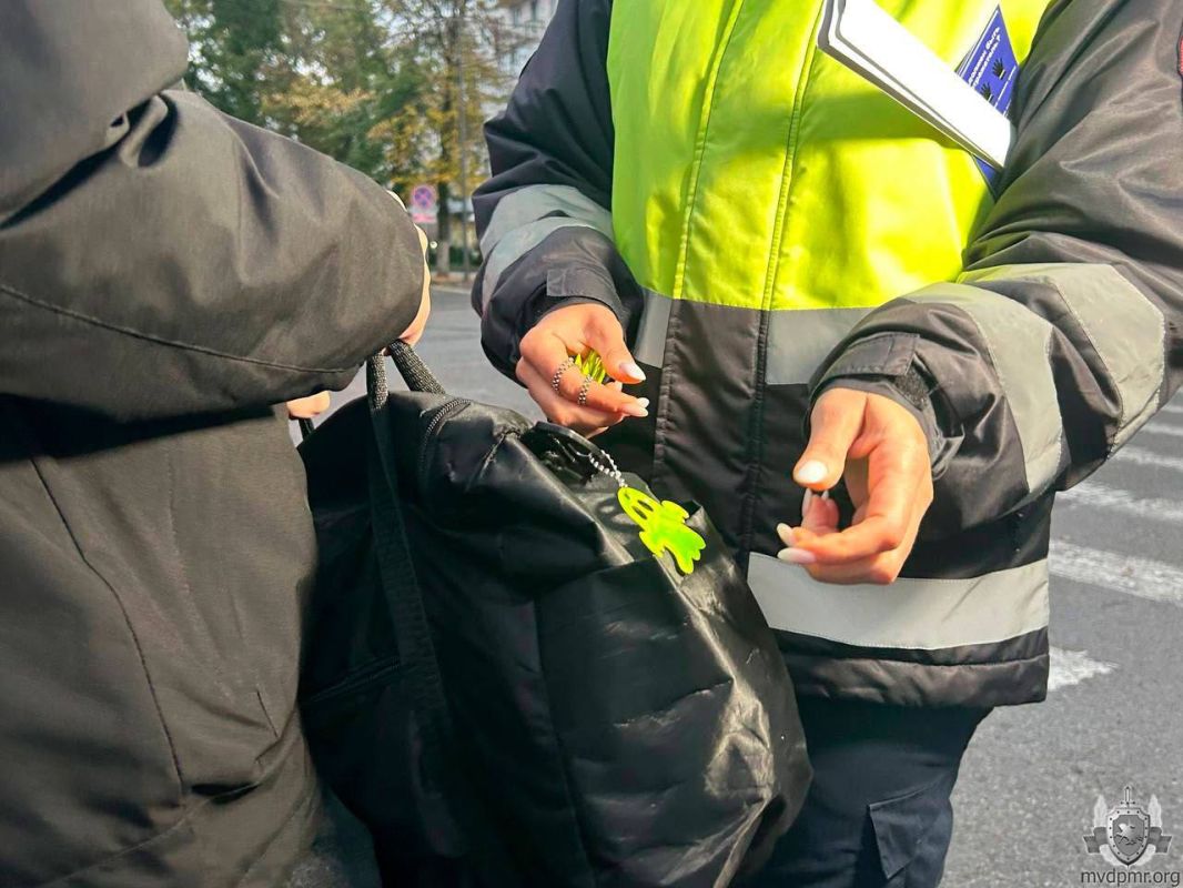 В Бендерах пешеходам раздают световозвращатели В Бендерах пешеходам раздают световозвращатели
