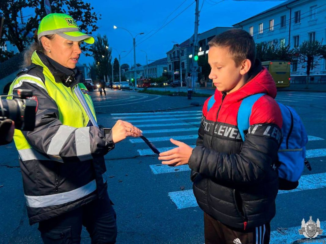 В Бендерах пешеходам раздают световозвращатели В Бендерах пешеходам раздают световозвращатели