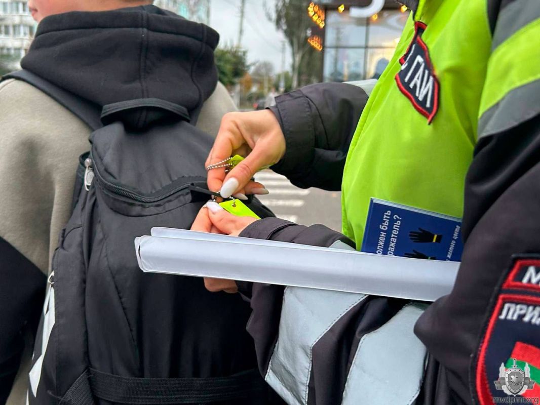 В Бендерах пешеходам раздают световозвращатели В Бендерах пешеходам раздают световозвращатели