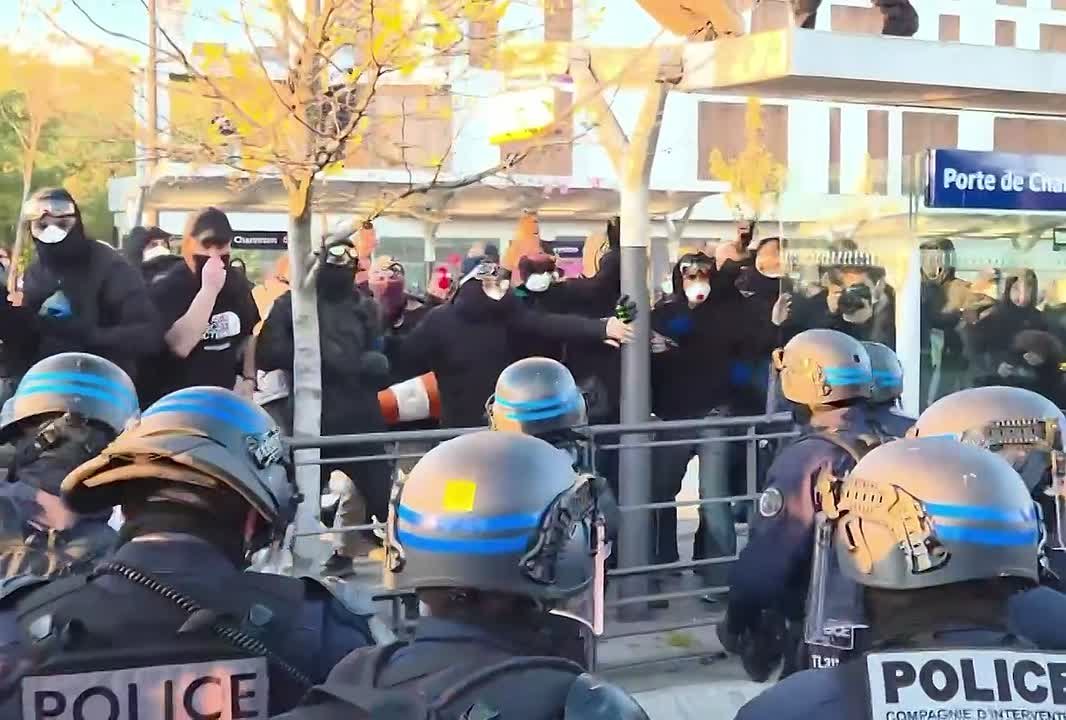 Во Франции сегодня снова протесты против режима Макрона-Панина