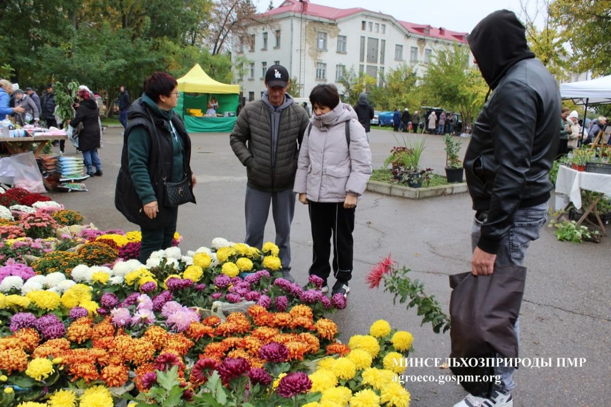 Выставку-продажу посетили министр сельского хозяйства и природных ресурсов ПМР Игорь Паламарчук и кандидат в президенты Приднестровской Молдавской Республики Виталий Нягу Выставку-продажу посетили министр сельского хозяйства и природных ресурсов ПМР Игорь Паламарчук и кандидат в президенты Приднестровской Молдавской Республики Виталий Нягу
