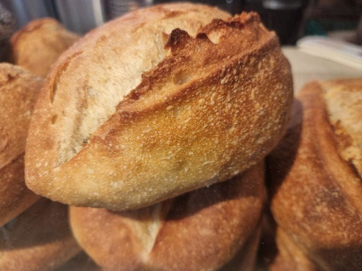 Как начать печь хлеб на закваске: простое руководство по выращиванию стартера и первой выпечке